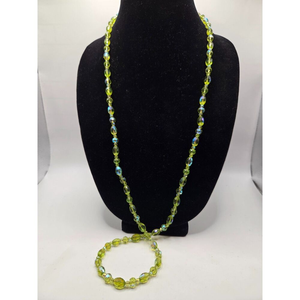 1789. Vintage Lime Green Faceted Crystal Necklace